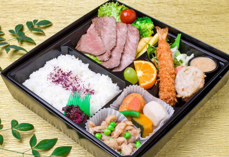 国産牛モモステーキと 海鮮フライ弁当（25×15.5×.5cm）