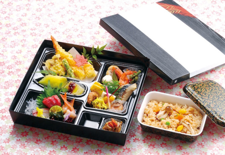 お持ち帰り箱御膳会席(27.1×30.2㎝)